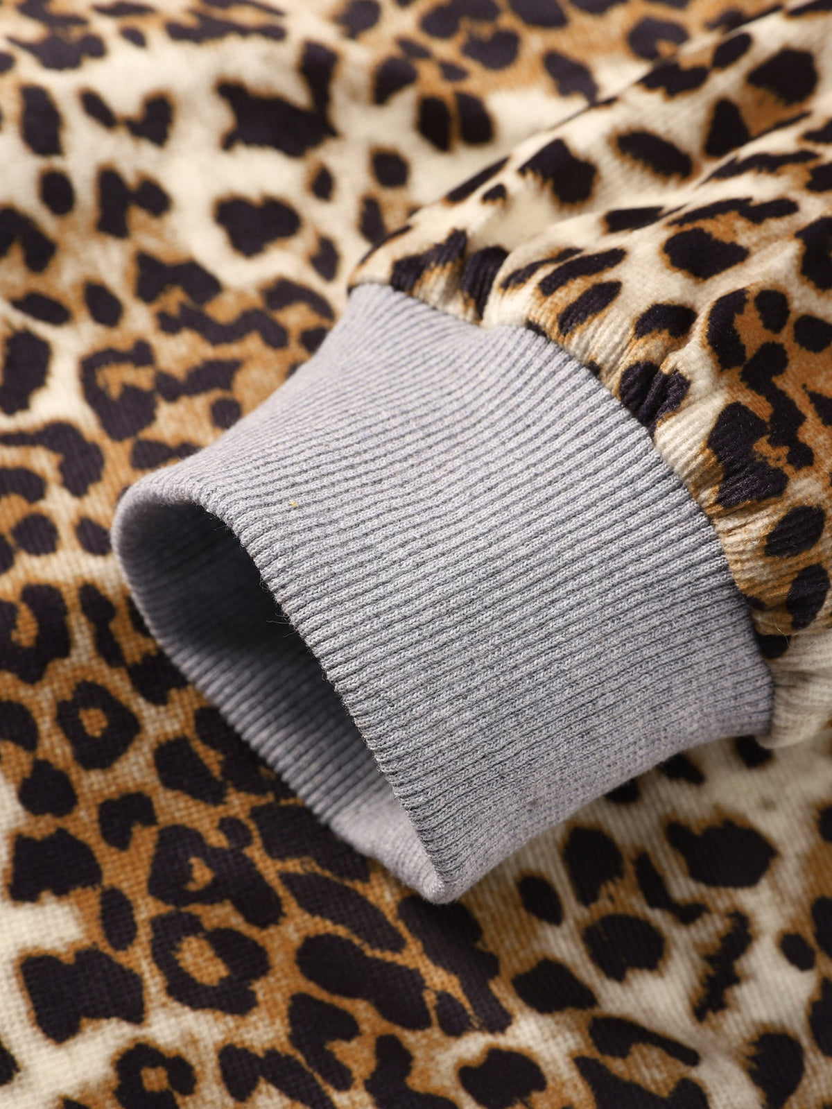 Sudadera con capucha, ajuste holgado y forro de leopardo reversible