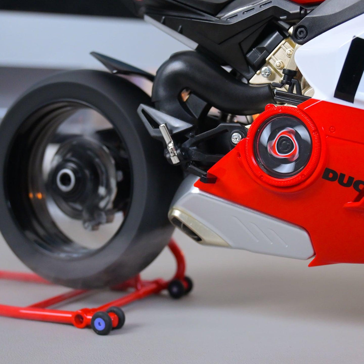 1:6 Ducati Panigale V4R Alloy Diecast Model
